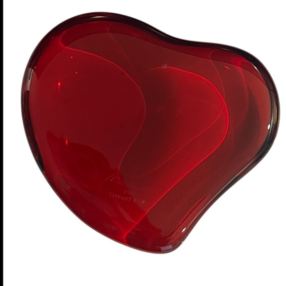 💥SALE! TIFFANY & CO Elsa Peretti Clear Red Glass Heart Paperweight - Picture 3 of 5